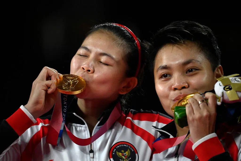 تیم ملی اندونزی با Greysia Polii و Apriyani Rahayu توانستند در دو ست Chen Qing Chen و Jia Yi Fan از تیم ملی چین مدافع عنوان قهرمانی را شکست داده ، قهرمان شوند و اولین مدال طلای المپیک 2020 توکیو را برای این کشور به ارمغان آورند.